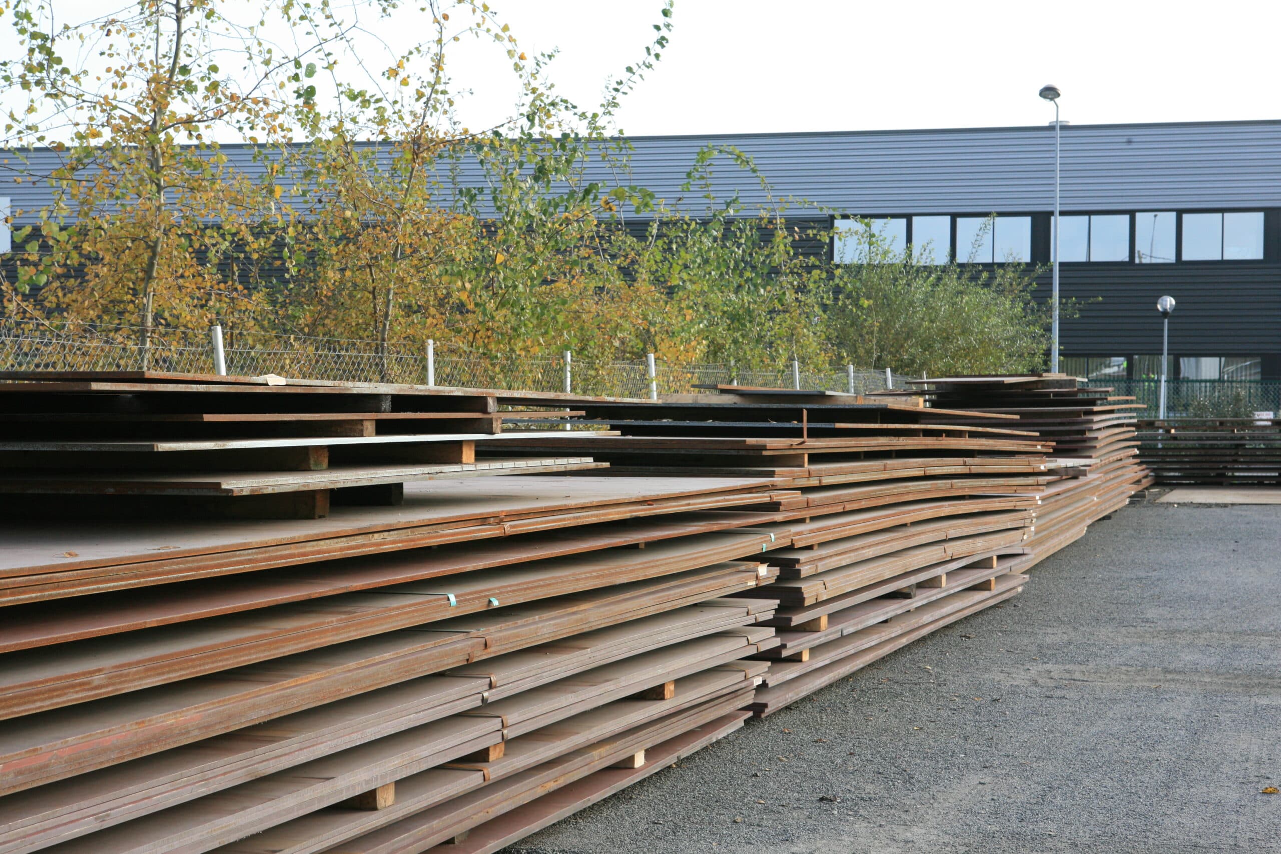 Stock de tôles d’acier sur le parc de l’atelier