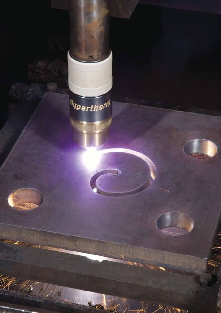 Torche plasma découpant une tôle percée